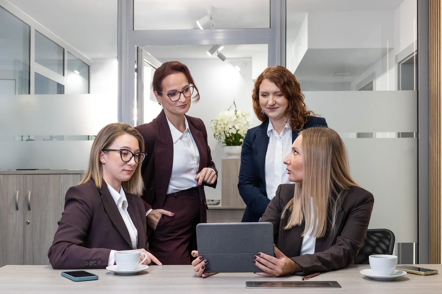 Zespół AMP Consulting omawiający dokumenty klienta